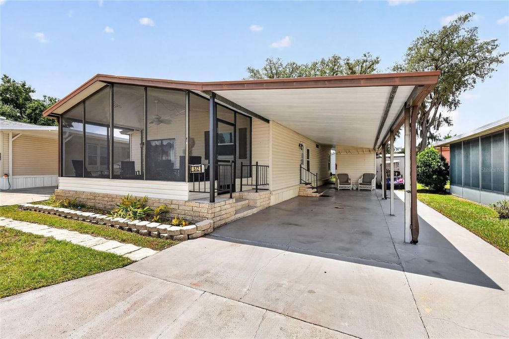 Image 2 of property listing at 572 TAMMI DRIVE, Leesburg, FL 34788