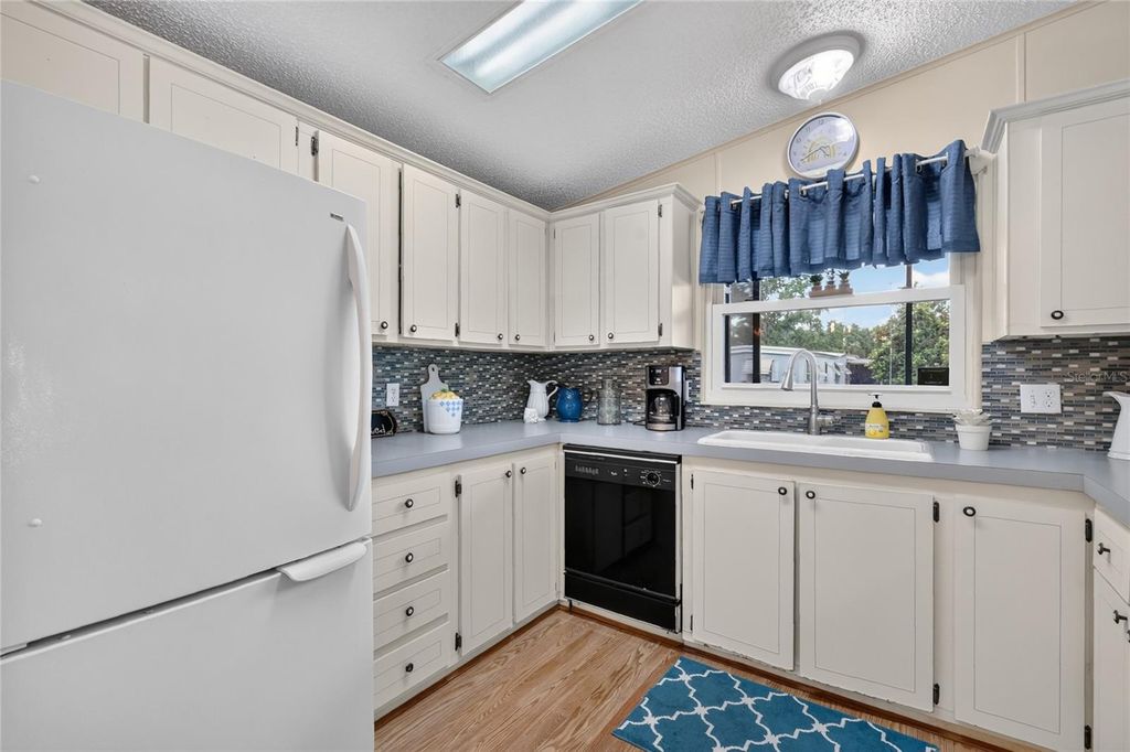 Image 11 of property listing at 572 TAMMI DRIVE, Leesburg, FL 34788