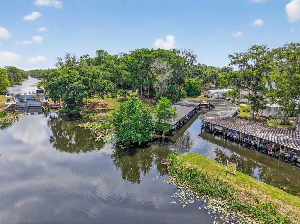 Image 35 of property listing at 572 TAMMI DRIVE, Leesburg, FL 34788