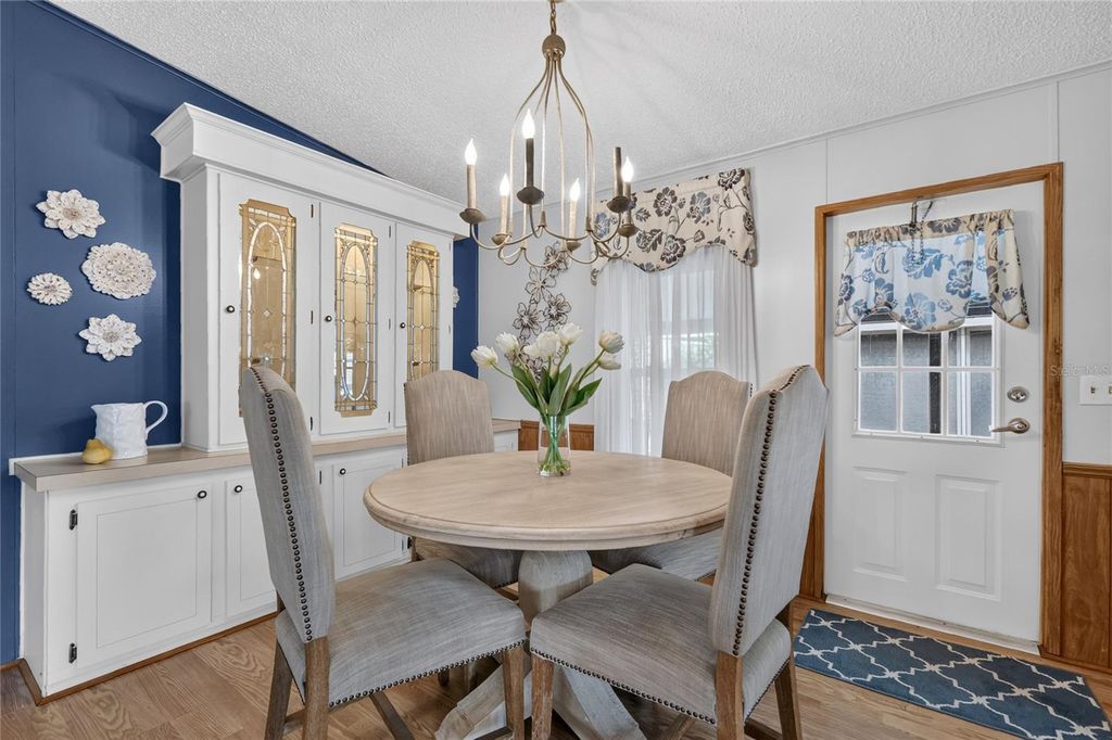 Image 5 of property listing at 572 TAMMI DRIVE, Leesburg, FL 34788
