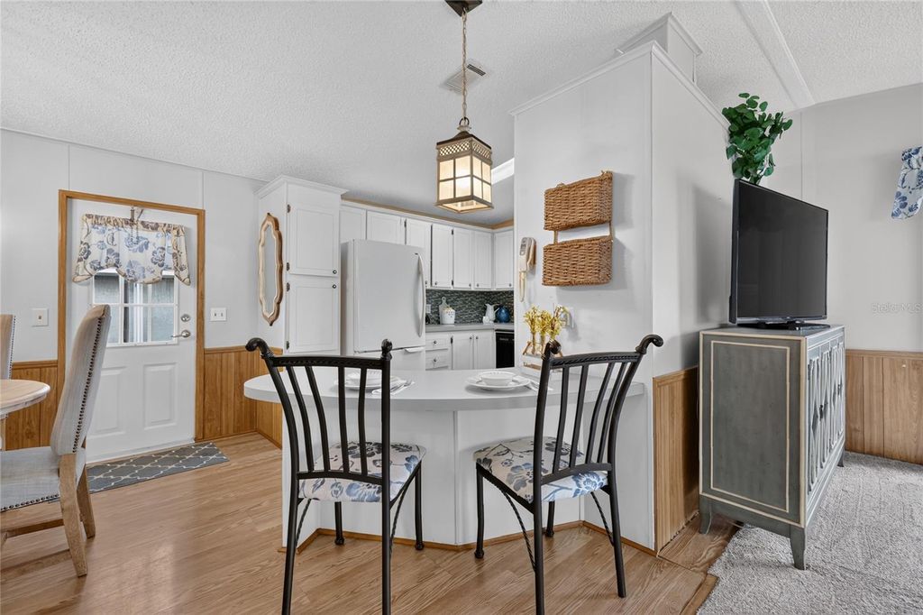 Image 6 of property listing at 572 TAMMI DRIVE, Leesburg, FL 34788