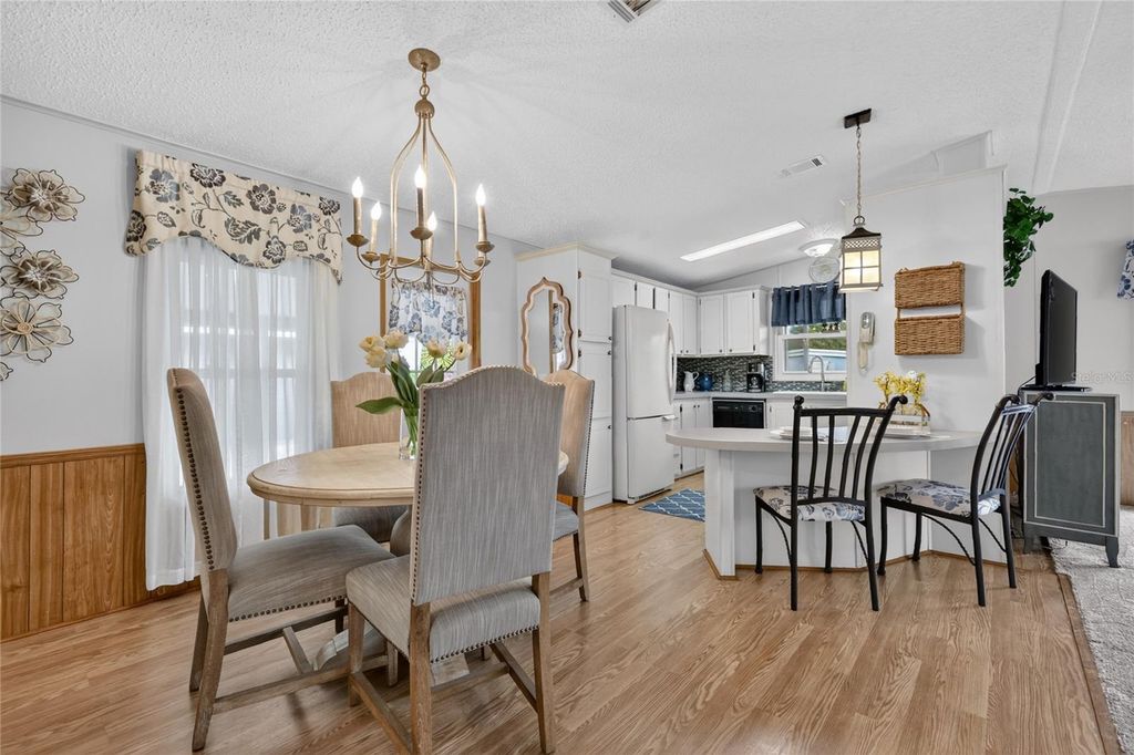 Image 7 of property listing at 572 TAMMI DRIVE, Leesburg, FL 34788