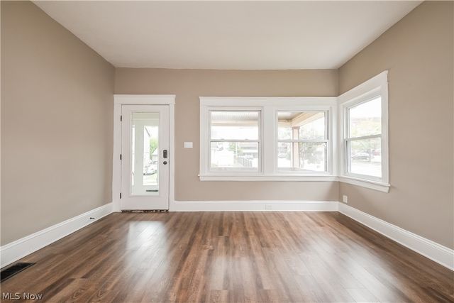 1376 Gladys Avenue, Lakewood, OH 44107