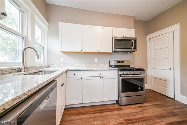 1376 Gladys Avenue, Lakewood, OH 44107