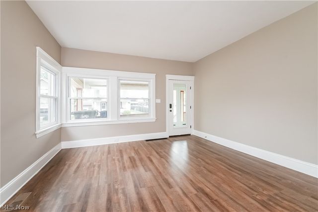 1376 Gladys Avenue, Lakewood, OH 44107