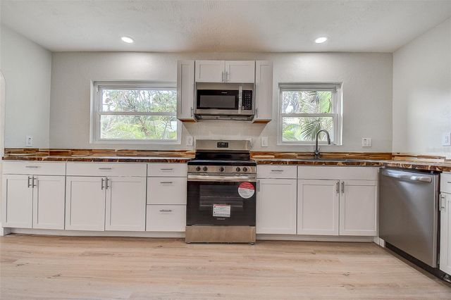 140 89TH AVENUE NE, St Petersburg, FL 33702