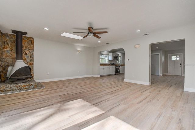 140 89TH AVENUE NE, St Petersburg, FL 33702