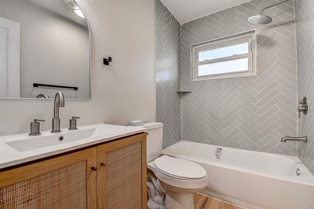 140 89TH AVENUE NE, St Petersburg, FL 33702