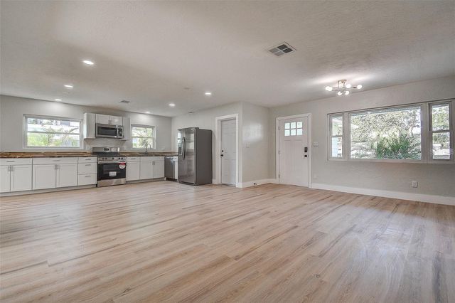 140 89TH AVENUE NE, St Petersburg, FL 33702