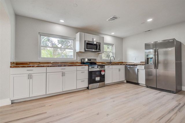 140 89TH AVENUE NE, St Petersburg, FL 33702