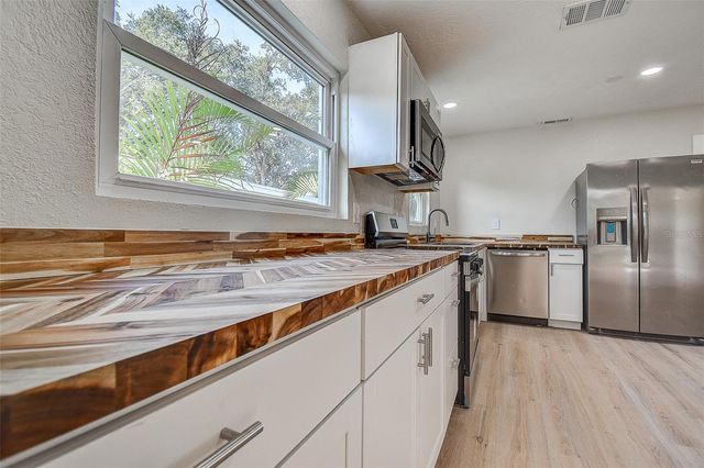 140 89TH AVENUE NE, St Petersburg, FL 33702