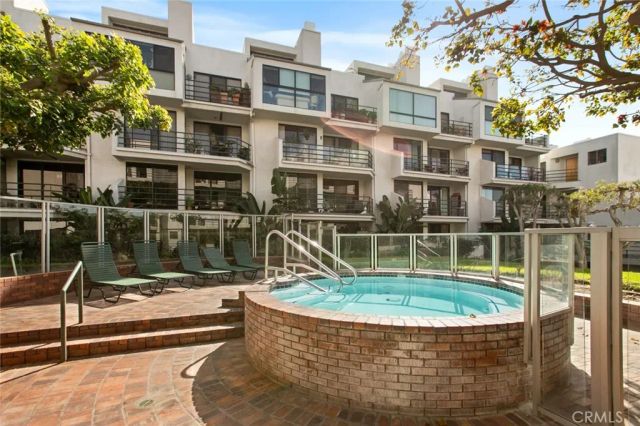 2940 Neilson Way 302, Santa Monica, CA 90405