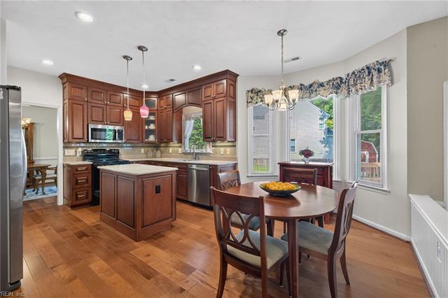 208 Robinhood RD, Chesapeake, VA 23322