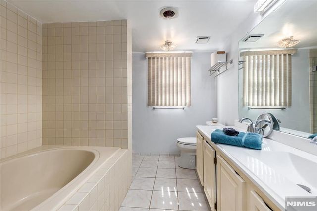 2 Crystal Lane 294, Paterson, NJ 07501