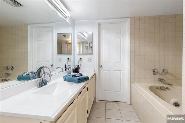 2 Crystal Lane 294, Paterson, NJ 07501