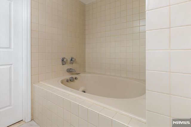 2 Crystal Lane 294, Paterson, NJ 07501