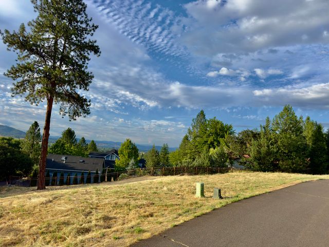 825 Royal Lane, Jacksonville, OR 97530
