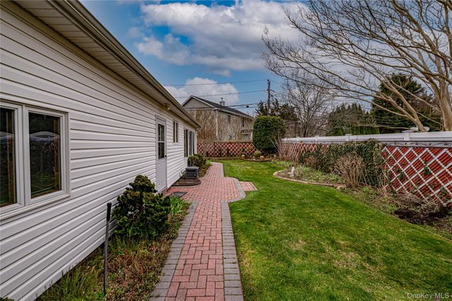 3 Jenny Lane, Holtsville, NY 11742