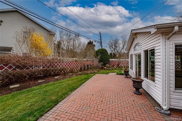 3 Jenny Lane, Holtsville, NY 11742