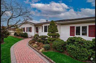 3 Jenny Lane, Holtsville, NY 11742