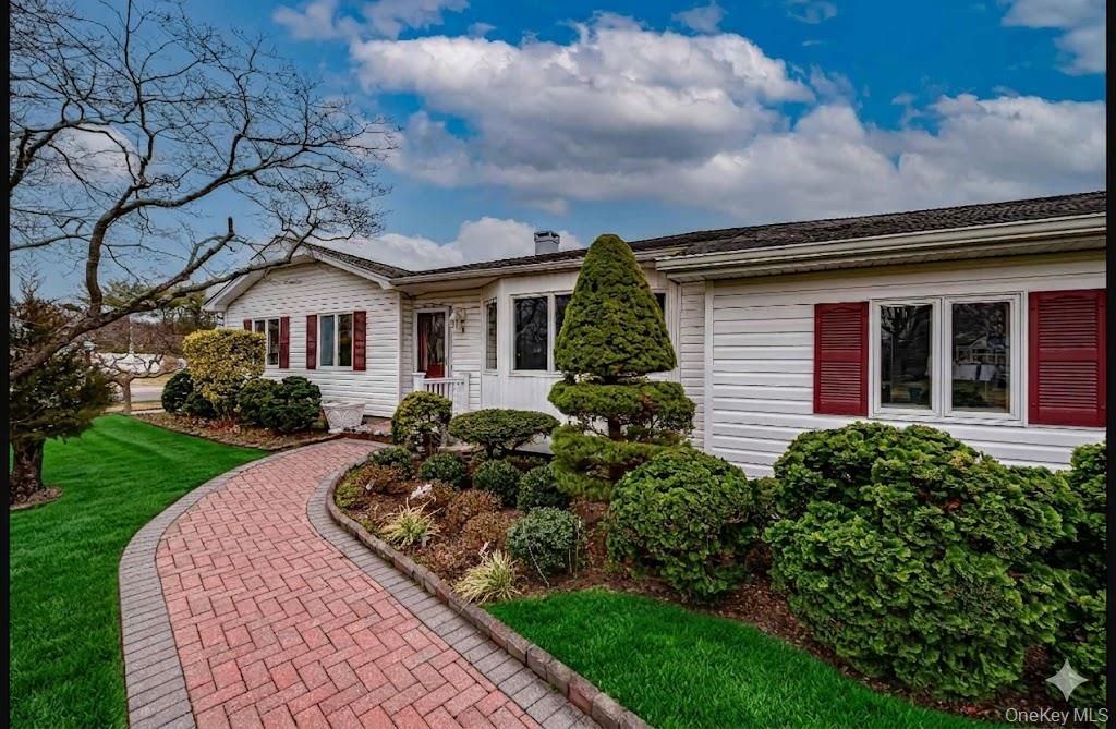 3 Jenny Lane, Holtsville, NY 11742