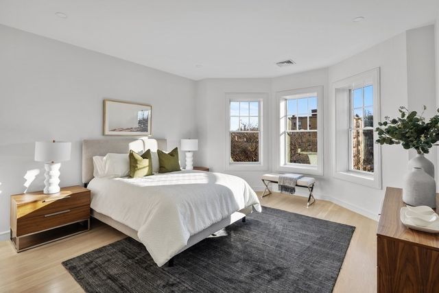 1574 Beacon 2, Brookline, MA 02446