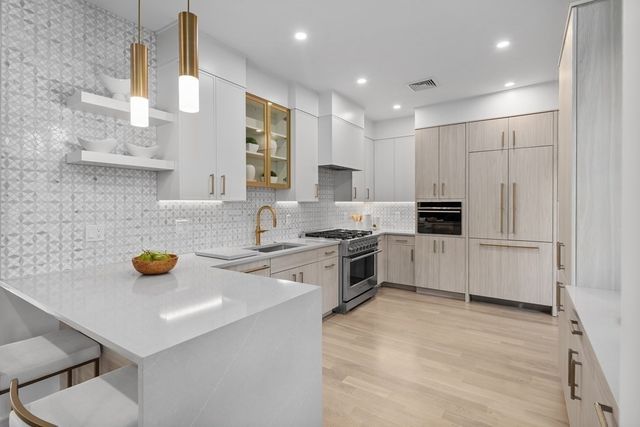 1574 Beacon 2, Brookline, MA 02446