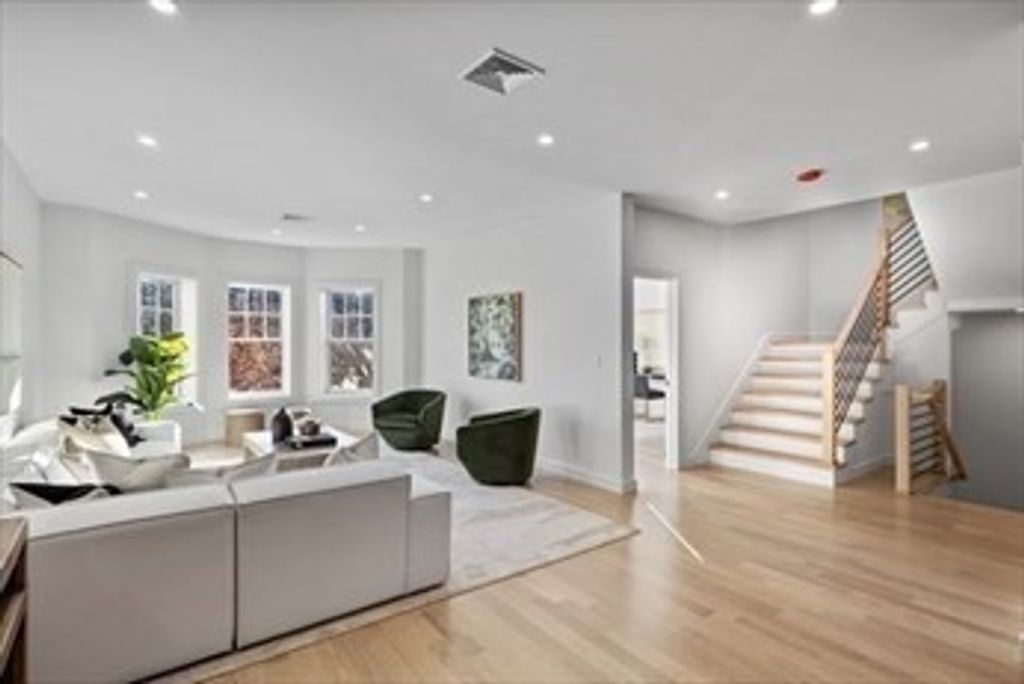 1574 Beacon 2, Brookline, MA 02446
