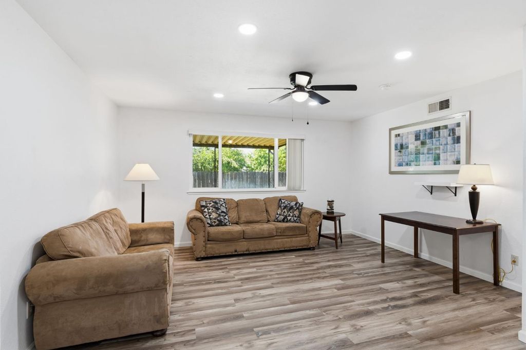 Image 15 of property listing at 1793 Norwich Avenue, Clovis, CA 93611