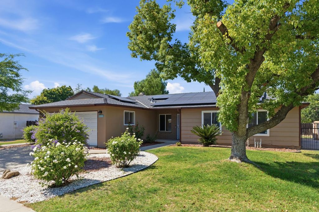 Image 3 of property listing at 1793 Norwich Avenue, Clovis, CA 93611