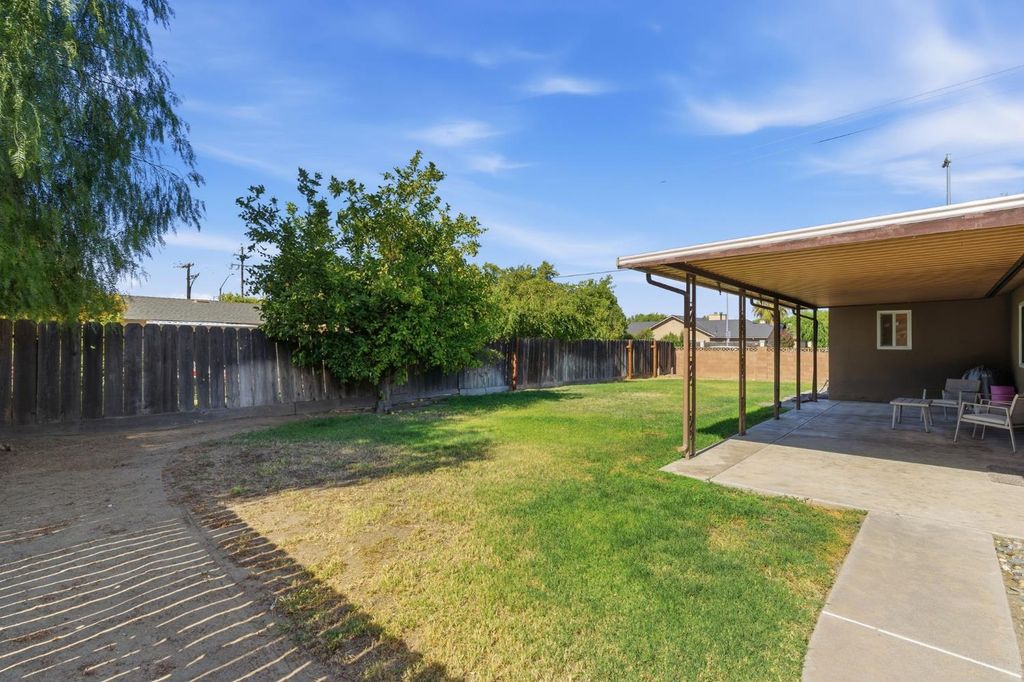 Image 31 of property listing at 1793 Norwich Avenue, Clovis, CA 93611