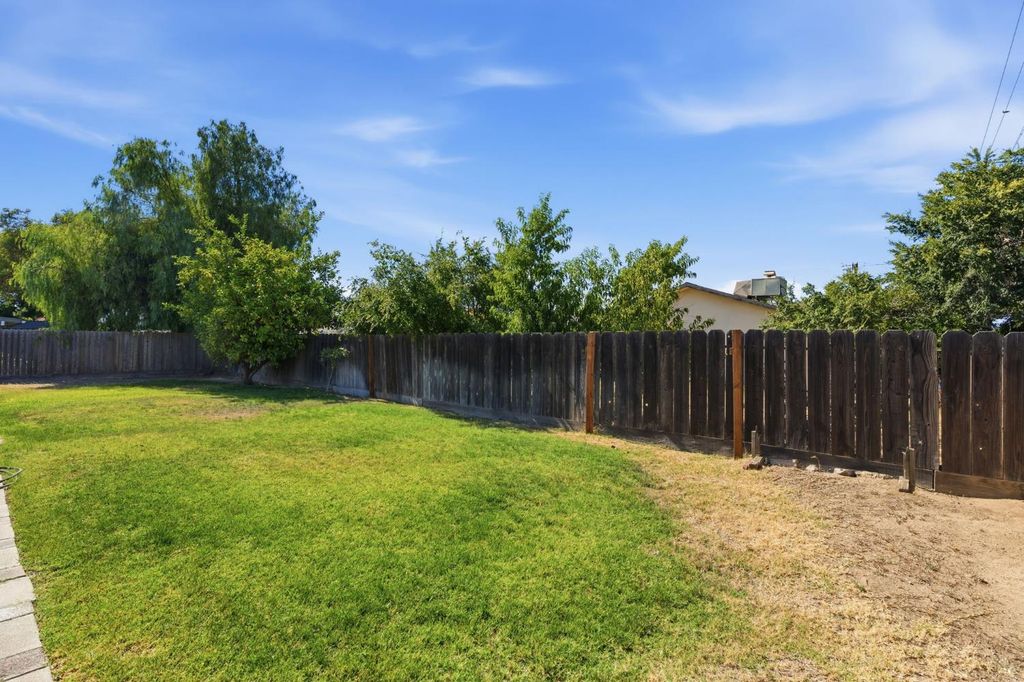 Image 32 of property listing at 1793 Norwich Avenue, Clovis, CA 93611