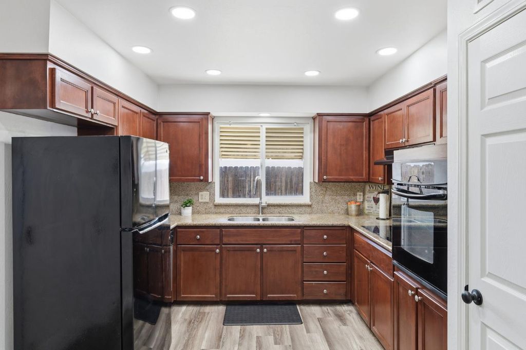 Image 6 of property listing at 1793 Norwich Avenue, Clovis, CA 93611
