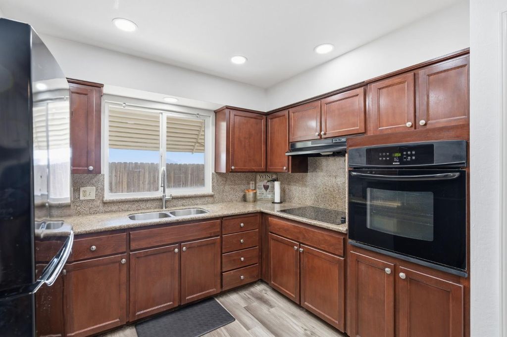 Image 8 of property listing at 1793 Norwich Avenue, Clovis, CA 93611