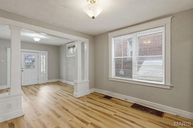 3322 N Hanley Road, St Louis, MO 63121