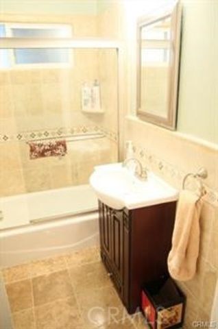 630 N Irving Boulevard, Los Angeles, CA 90004