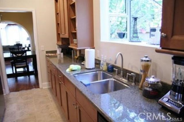 630 N Irving Boulevard, Los Angeles, CA 90004