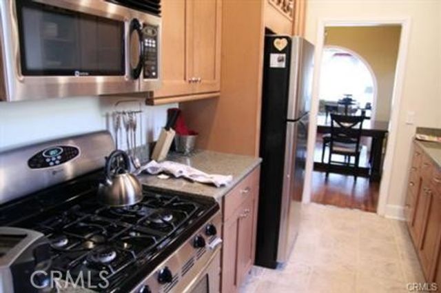 630 N Irving Boulevard, Los Angeles, CA 90004