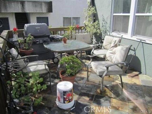 630 N Irving Boulevard, Los Angeles, CA 90004