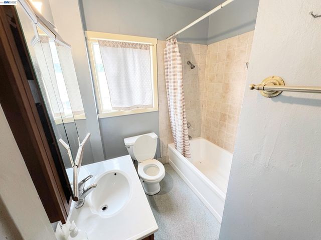 2051 23rd Ave, Oakland, CA 94606
