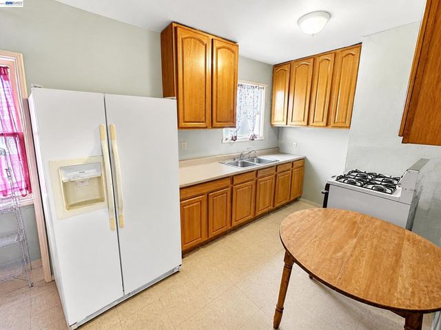 2051 23rd Ave, Oakland, CA 94606