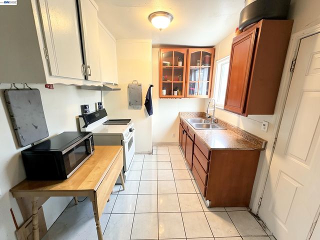 2051 23rd Ave, Oakland, CA 94606