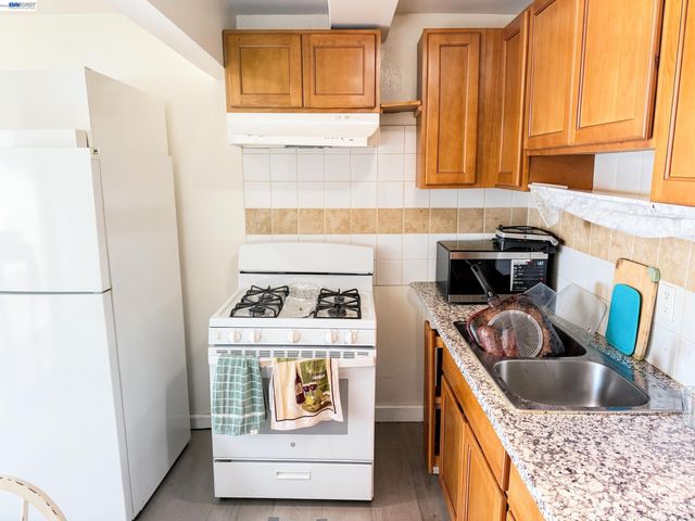 2051 23rd Ave, Oakland, CA 94606