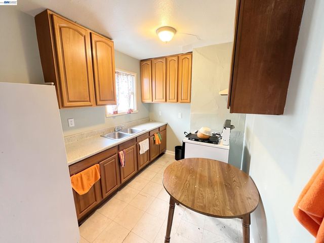2051 23rd Ave, Oakland, CA 94606