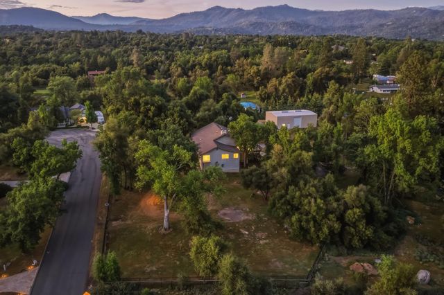 45012 Mockingbird Lane, Oakhurst, CA 93644