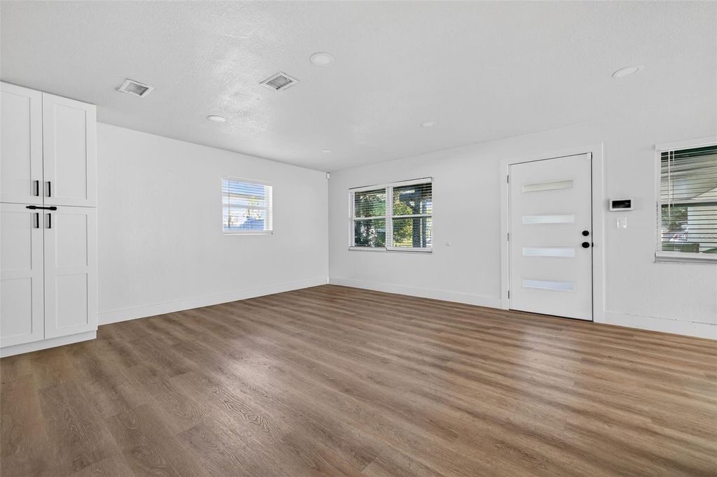 Image 3 of property listing at 4618 W PEARL AVENUE, Tampa, FL 33611