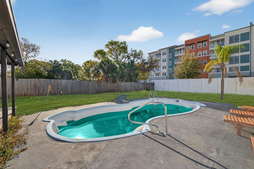 Image 23 of property listing at 4618 W PEARL AVENUE, Tampa, FL 33611