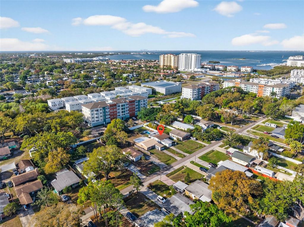 Image 25 of property listing at 4618 W PEARL AVENUE, Tampa, FL 33611