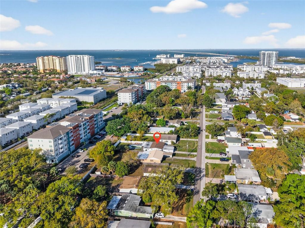 Image 28 of property listing at 4618 W PEARL AVENUE, Tampa, FL 33611