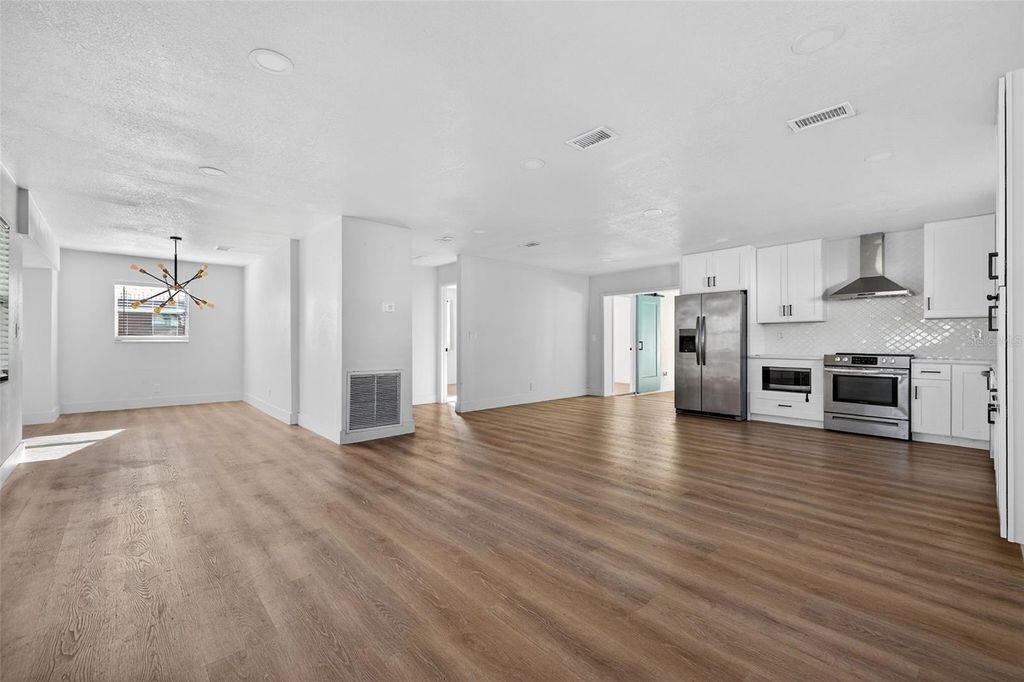 Image 4 of property listing at 4618 W PEARL AVENUE, Tampa, FL 33611
